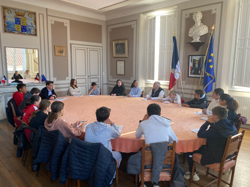 A leur demande, lundi 17 avril à 9h, ce ne sont pas moins de 20 élèves investis d'un mandat de délégué de classe au collège Jean Jaurès qui sont venus rencontrer Monsieur le Maire, Jean NADAL, accompagné de Monsieur Laurent RIBARD, Conseiller Principal d'Education. Maubourguet